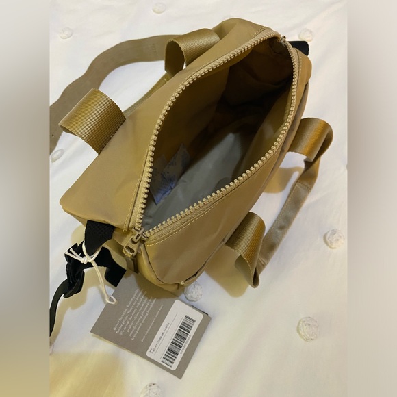 EVERLANE NWT The Recycled Nylon Crossbody bag in Beige - Picture 5 of 7